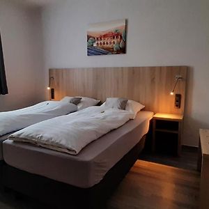 Zimmer mit Kingsize-Bett