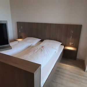 Zimmer mit Kingsize-Bett